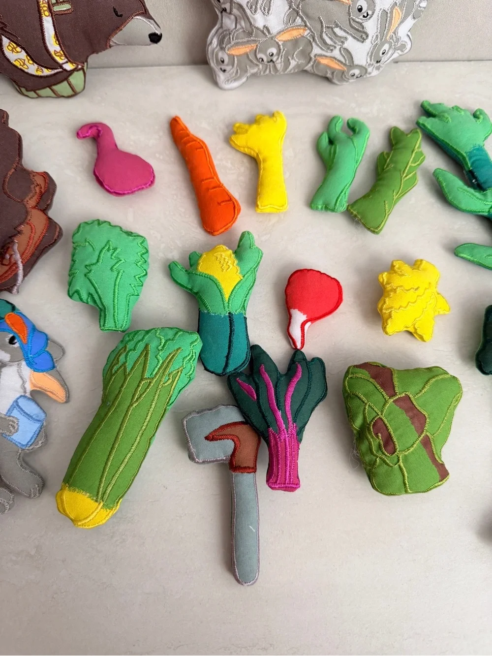 “Tops & Bottoms” Felt Storyboard Kit - 21 Pieces
